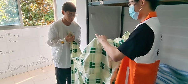 志愿者帮助新生整理内务4.jpg