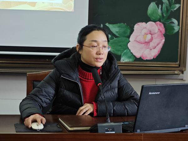 3支部副书记羌华带领学习.jpg