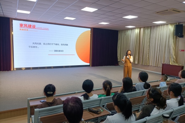 刘老师演讲中.jpg