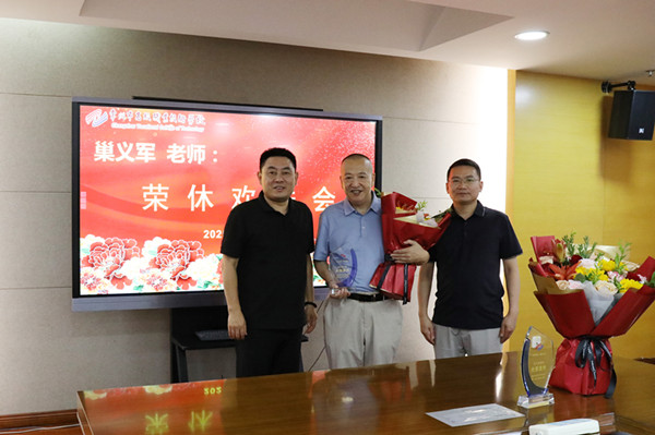 校领导与退休教师合影留念.jpg